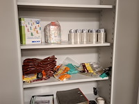 2x archiefkast met inhoud o.a. gehoorbescherming - afbeelding 3 van  5