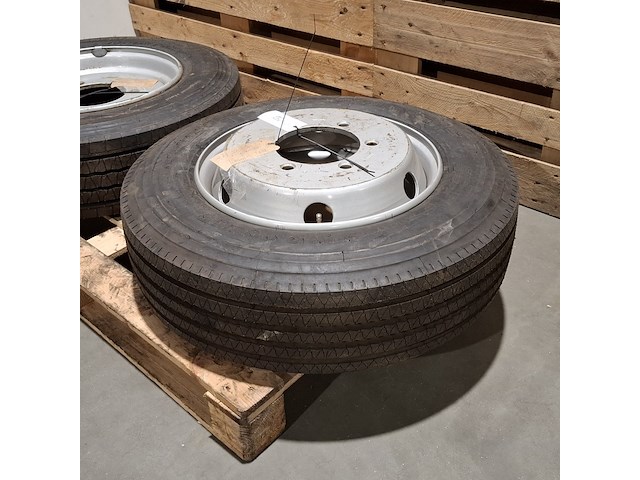 2x band met velg (t.b.v. schmidt veegmachine), 215/75r 17.5 - afbeelding 2 van  9