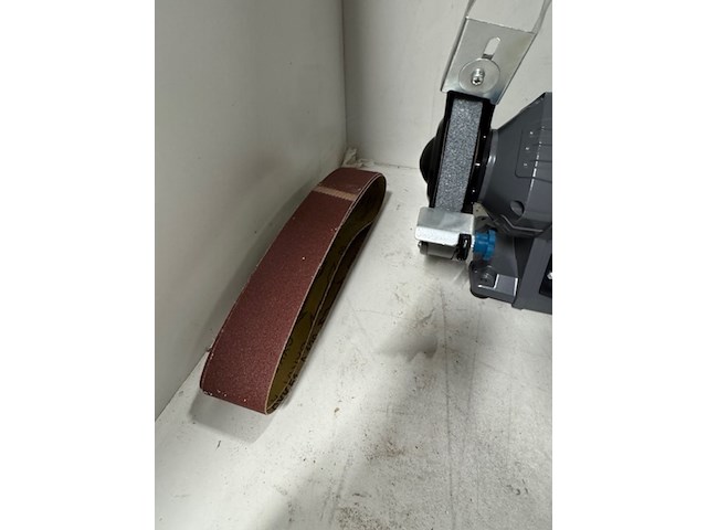 2x bankschroef, bandschuurmachine en multitool - afbeelding 3 van  11