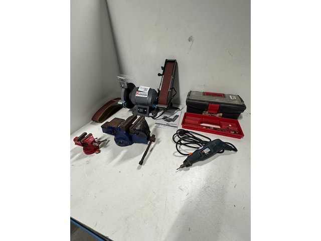 2x bankschroef, bandschuurmachine en multitool - afbeelding 1 van  11