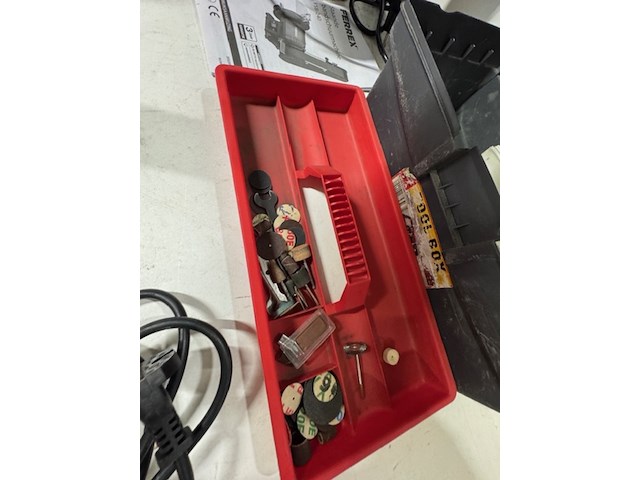 2x bankschroef, bandschuurmachine en multitool - afbeelding 6 van  11