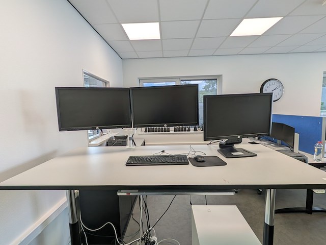 2x beeldscherm op arm met 1x beeldscherm hp - afbeelding 1 van  10