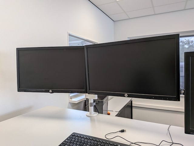 2x beeldscherm op arm met 1x beeldscherm hp - afbeelding 3 van  10