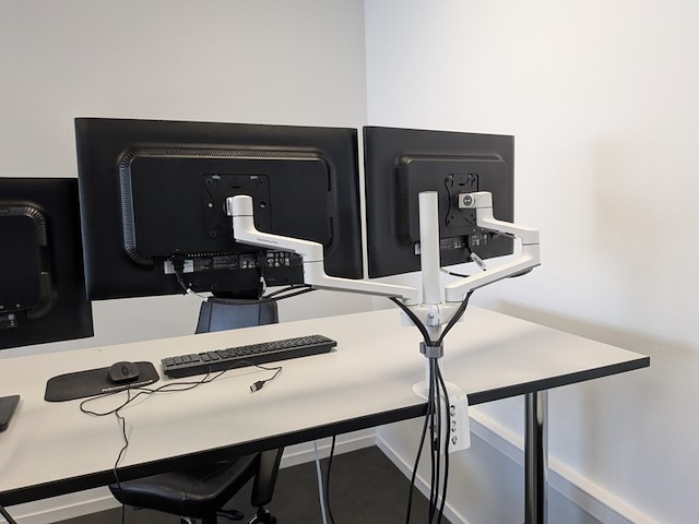 2x beeldscherm op arm met 1x beeldscherm hp - afbeelding 4 van  10
