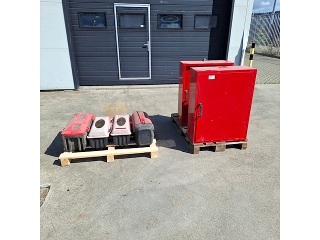 2x bhv kast en 4x brandblusser box - afbeelding 1 van  10