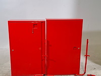 2x bhv kast zonder inhoud en 2x stander.