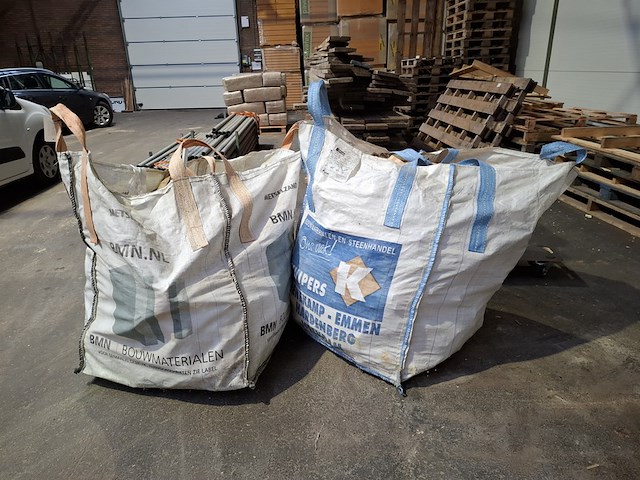 2x bigbag gevuld met resthout - afbeelding 1 van  5