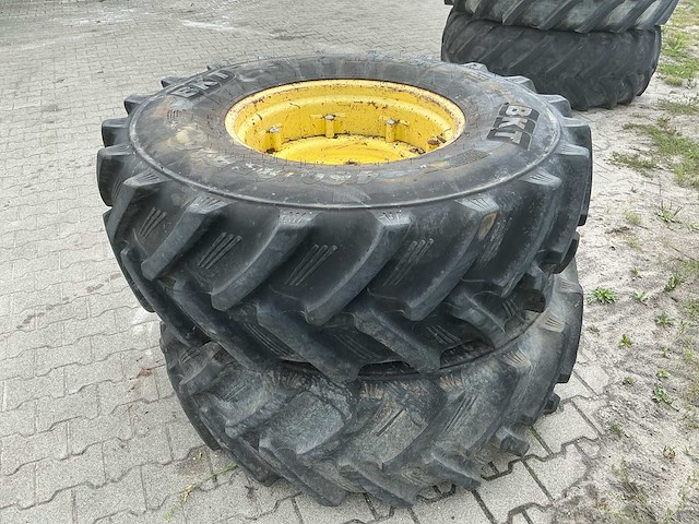 2x bkt 480/85 r26 tractorwielen met 26" stalen 10-gats velgen - afbeelding 1 van  3