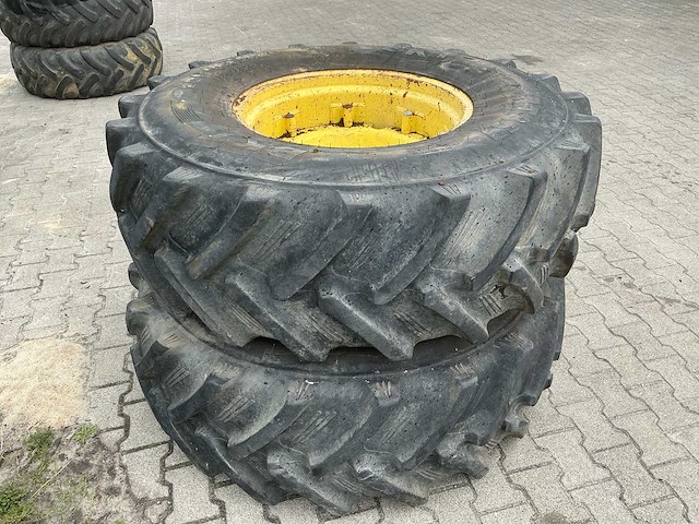 2x bkt 480/85 r26 tractorwielen met 26" stalen 10-gats velgen - afbeelding 2 van  3