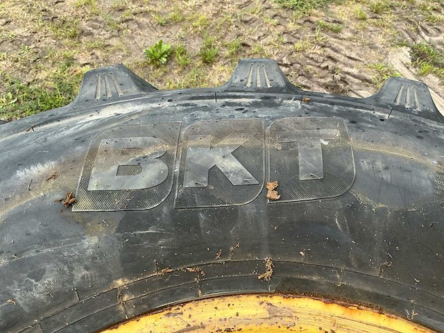 2x bkt 480/85 r26 tractorwielen met 26" stalen 10-gats velgen - afbeelding 4 van  10