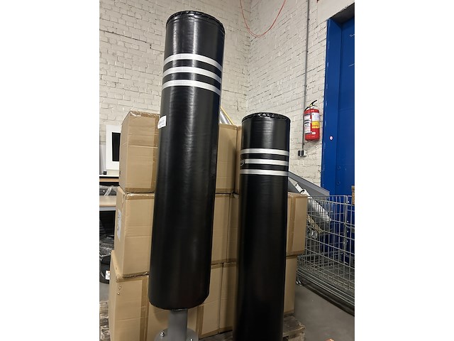 2x bokszak, 1x voet - afbeelding 1 van  4