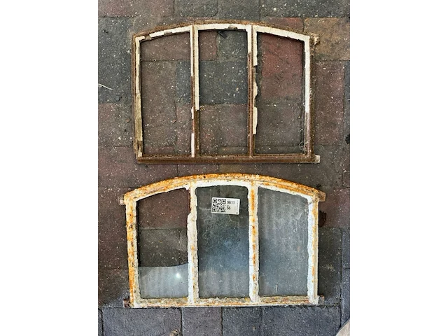 2x boogvormige stalraamframes, historisch, wit/roest, 48 cm breed; 30-34 cm hoog - afbeelding 1 van  4