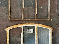 2x boogvormige stalraamframes, historisch, wit/roest, 48 cm breed; 30-34 cm hoog