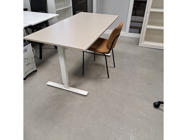 2x bureau met 1x bureaustoel en vergaderstoel - afbeelding 2 van  5