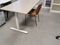 2x bureau met 1x bureaustoel en vergaderstoel - afbeelding 2 van  5