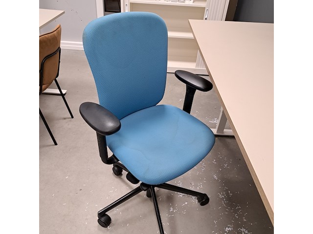 2x bureau met 1x bureaustoel en vergaderstoel - afbeelding 3 van  5