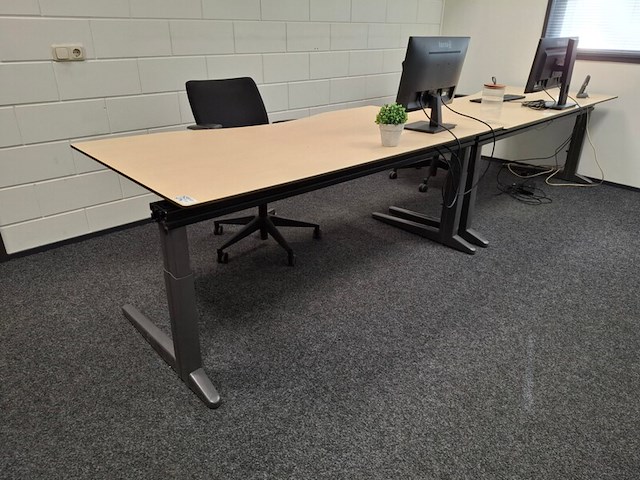 2x bureau met 2x bureaustoel en 2x monitor - afbeelding 1 van  6