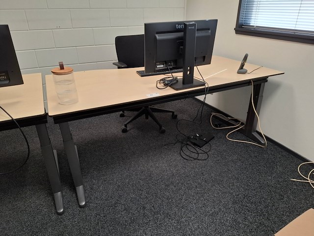 2x bureau met 2x bureaustoel en 2x monitor - afbeelding 2 van  6