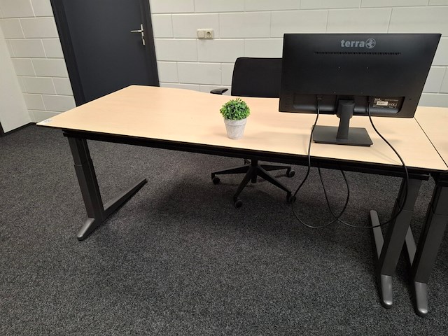 2x bureau met 2x bureaustoel en 2x monitor - afbeelding 3 van  6