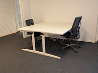 2x bureau met 3x bureaustoel en 3x stoel