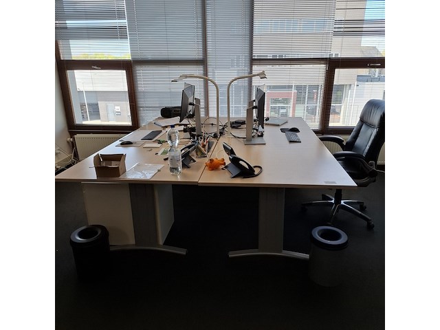 2x bureau met bureaustoel en 3x ladeblok - afbeelding 1 van  9