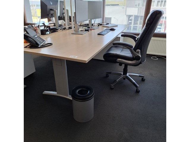 2x bureau met bureaustoel en 3x ladeblok - afbeelding 2 van  9