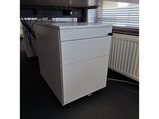 2x bureau met bureaustoel en 3x ladeblok - afbeelding 4 van  9