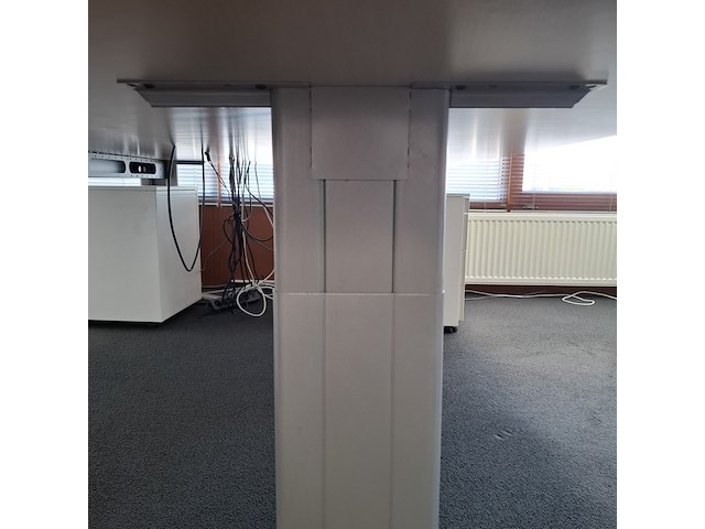 2x bureau met bureaustoel en 3x ladeblok - afbeelding 7 van  9