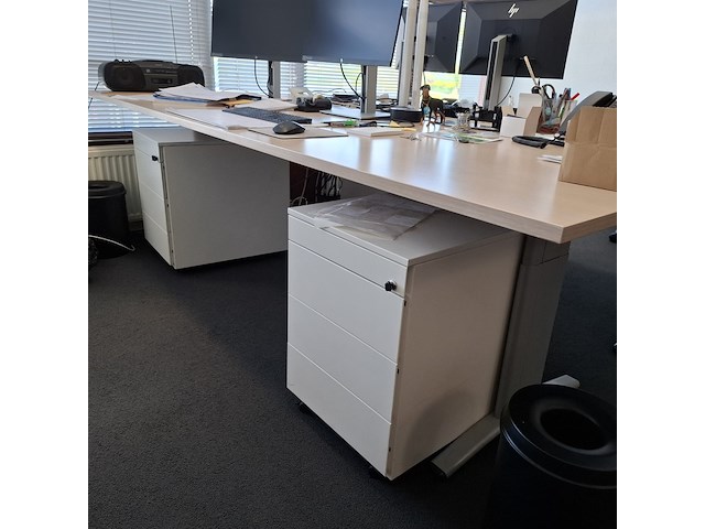 2x bureau met bureaustoel en 3x ladeblok - afbeelding 8 van  9