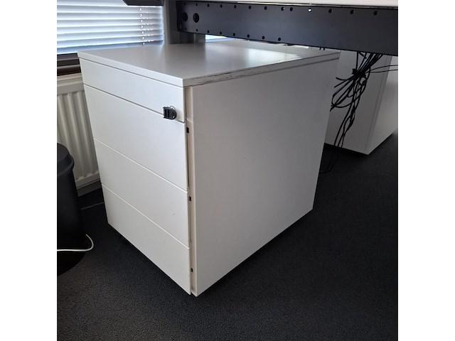 2x bureau met bureaustoel en 3x ladeblok - afbeelding 9 van  9