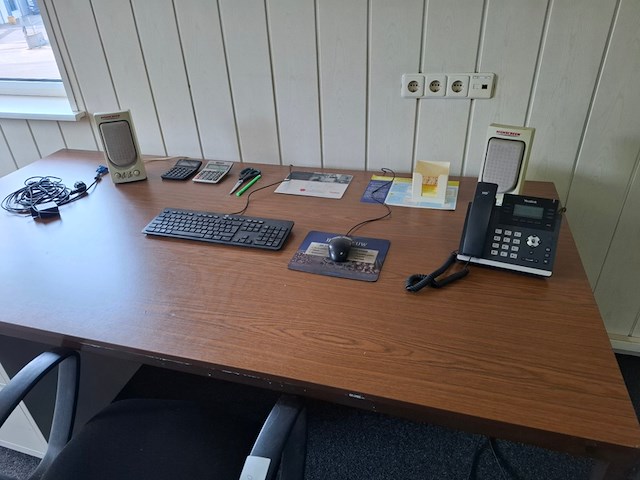2x bureautafel met stoel - afbeelding 3 van  5