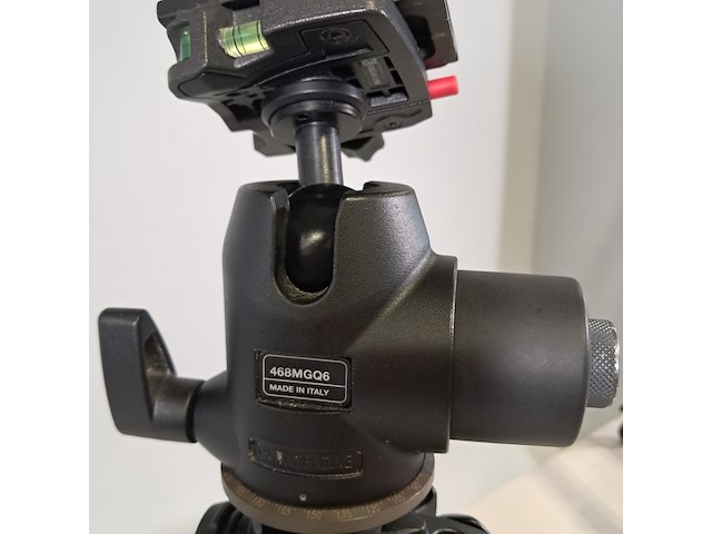 2x camerastatief, manfrotto, mt057c4 en model 190 - afbeelding 11 van  13