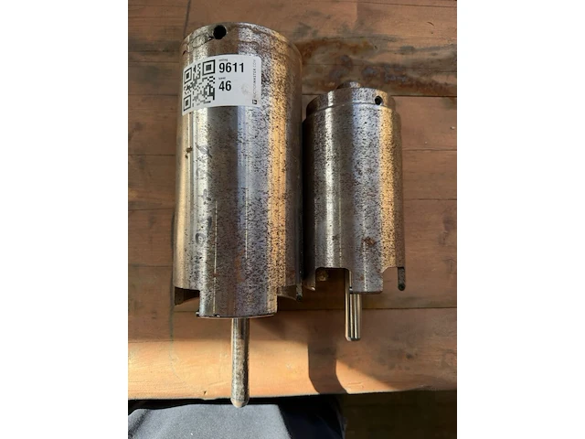 2x cilindrische machineonderdelen, metaalkleur, bewerkte flenzen – verschillende maten - afbeelding 1 van  4