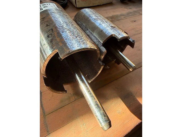 2x cilindrische machineonderdelen, metaalkleur, bewerkte flenzen – verschillende maten - afbeelding 3 van  4