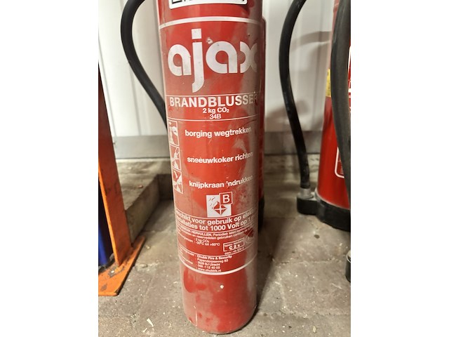2x co₂-brandblusser en schuim brandblusser, ajax, co₂-blusser en schuimblusser, rood - afbeelding 2 van  3