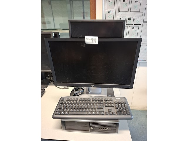 2x computer met beeldscherm en toetsenbord hp, hp pro 6300 sff i5 en hp elitedesk 800 g1 sff i5, bouwjaar 2013 en 2016 - afbeelding 1 van  8