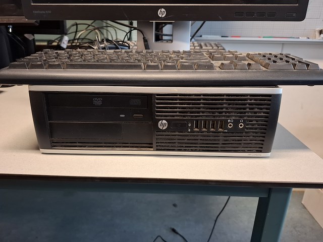 2x computer met beeldscherm en toetsenbord hp, hp pro 6300 sff i5 en hp elitedesk 800 g1 sff i5, bouwjaar 2013 en 2016 - afbeelding 2 van  8
