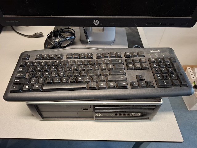 2x computer met beeldscherm en toetsenbord hp, hp pro 6300 sff i5 en hp elitedesk 800 g1 sff i5, bouwjaar 2013 en 2016 - afbeelding 3 van  8