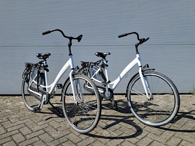 2x damesfiets, wit - afbeelding 1 van  22