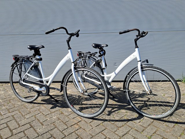 2x damesfiets, wit - afbeelding 1 van  22