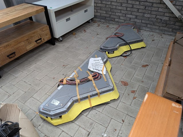 2x decoratieve ambulanceverlichting met divers toebehoren federal signal vama, valor - afbeelding 1 van  7