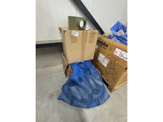 2x doos en zak regenpijponderdelen - afbeelding 1 van  5