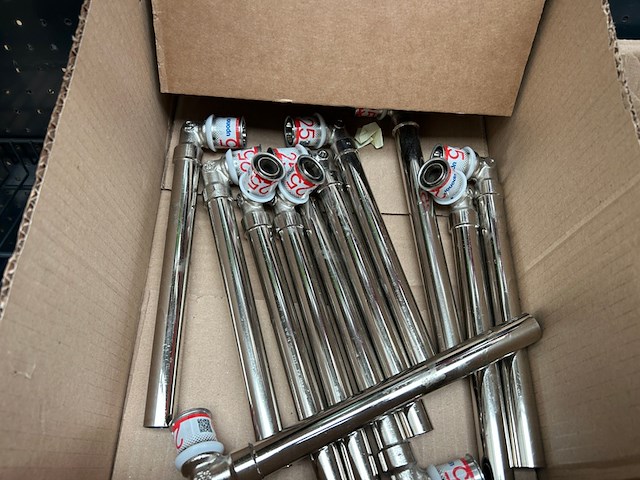 2x doos met onderdelen voor water-/leidinginstallatie w.o. uponor - afbeelding 2 van  5