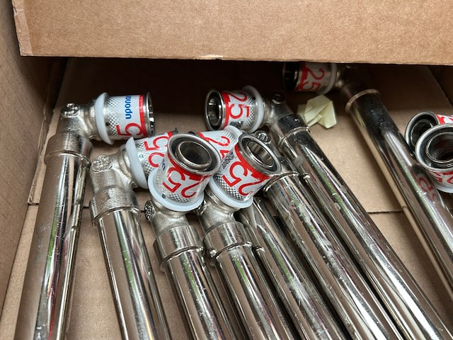 2x doos met onderdelen voor water-/leidinginstallatie w.o. uponor - afbeelding 3 van  5