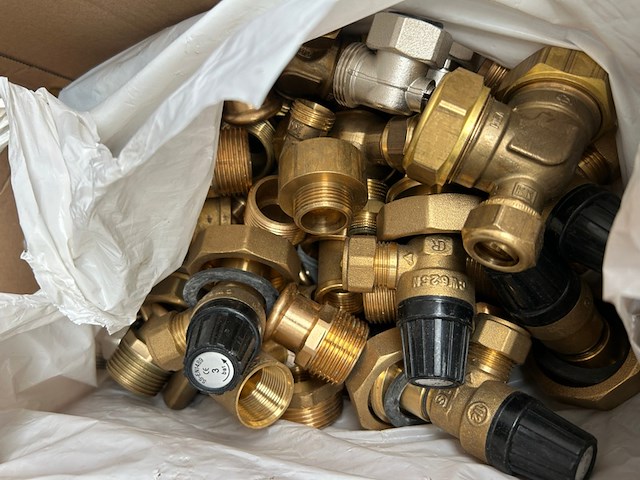 2x doos met onderdelen voor water-/leidinginstallatie w.o. uponor - afbeelding 4 van  5