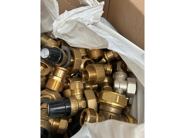 2x doos met onderdelen voor water-/leidinginstallatie w.o. uponor - afbeelding 5 van  5