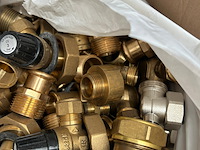 2x doos met onderdelen voor water-/leidinginstallatie w.o. uponor - afbeelding 5 van  5