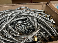 2x doos met sanitair en installatiemateriaal w.o. flexibele slangen en kraanonderdelen - afbeelding 4 van  7