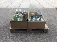 2x dozen met glazen kruiken, bloempotten, vazen ed, diverse kleuren - afbeelding 1 van  2