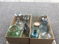 2x dozen met glazen kruiken, bloempotten, vazen ed, diverse kleuren - afbeelding 2 van  2